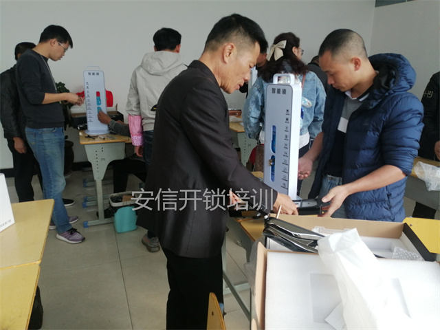 苍梧开锁学校学员练习中